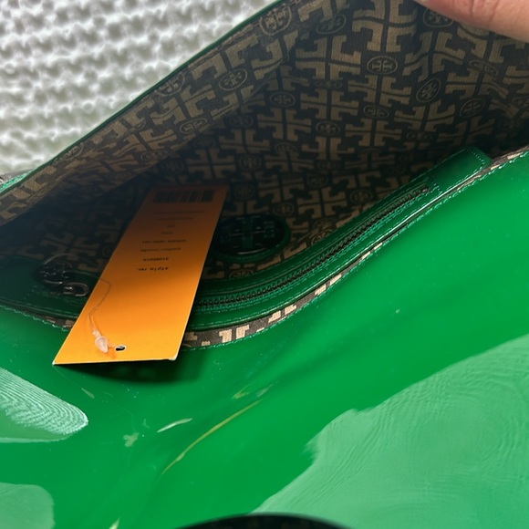 Tory Burch patent logo clutch - OPEN TO OFFERS ✅ - Picture 4 of 6